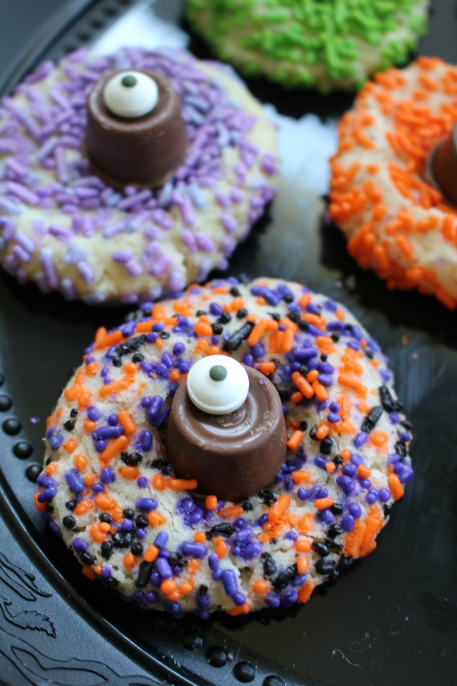 Monster Eye Cookies - Easy Halloween Dessert - as seen on JennsRAQ.com Fun Candy Eyes